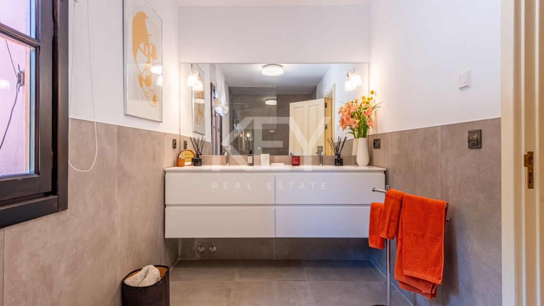 4-комнатная вилла в андалузском стиле в Эль Параисо Медио, Эстепона