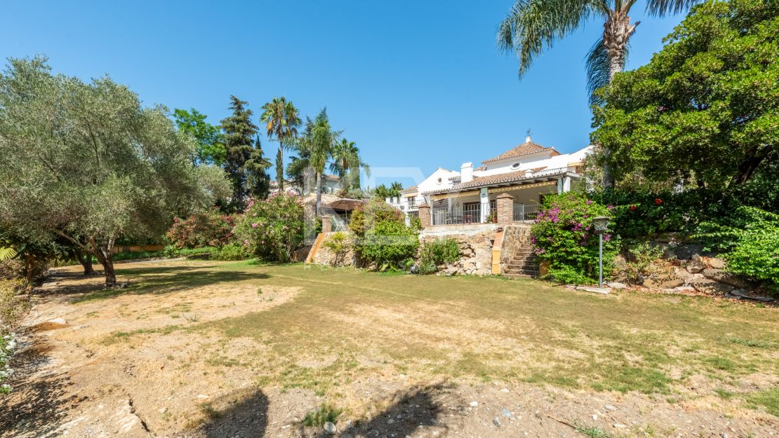 4-комнатная вилла в андалузском стиле в Эль Параисо Медио, Эстепона