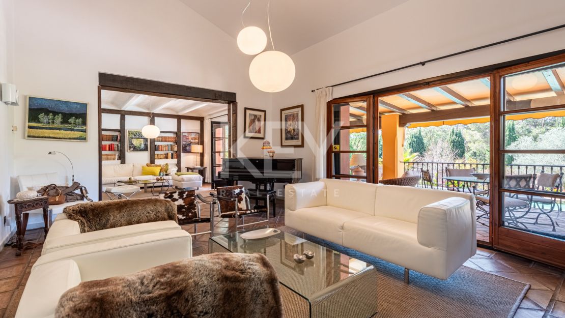 4-комнатная вилла в андалузском стиле в Эль Параисо Медио, Эстепона