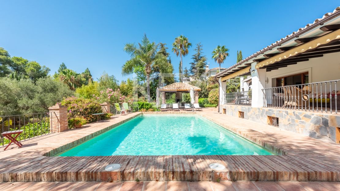 4-комнатная вилла в андалузском стиле в Эль Параисо Медио, Эстепона