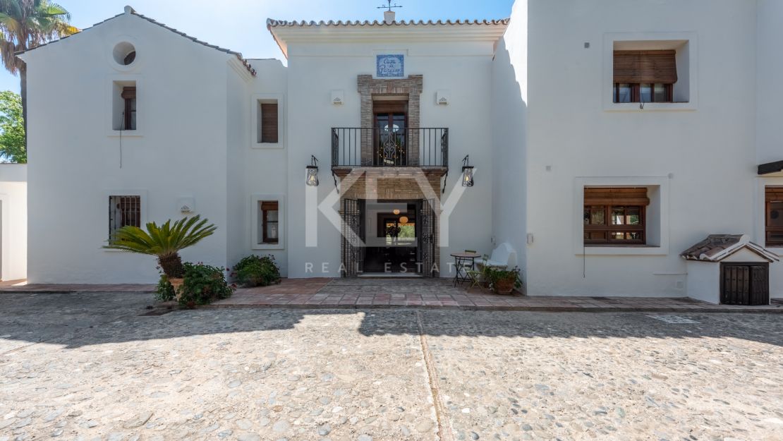 4-комнатная вилла в андалузском стиле в Эль Параисо Медио, Эстепона