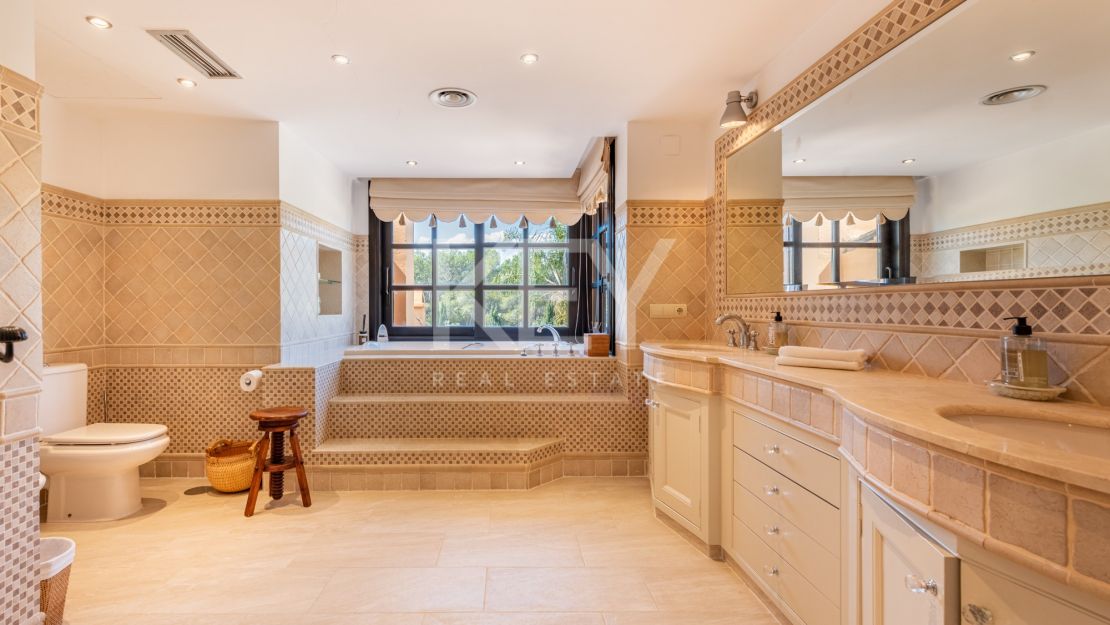 4-комнатная вилла в андалузском стиле в Эль Параисо Медио, Эстепона