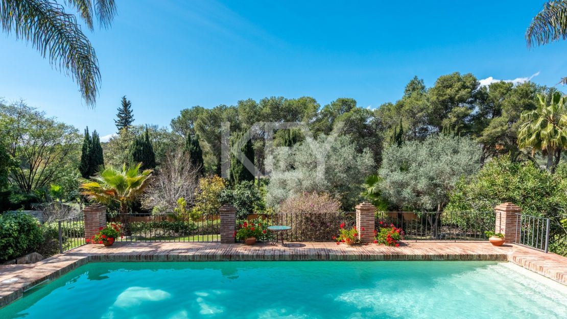 4-комнатная вилла в андалузском стиле в Эль Параисо Медио, Эстепона