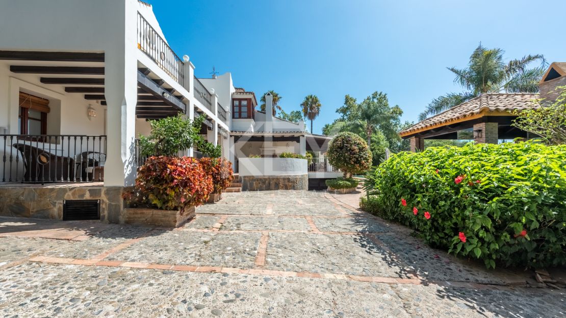 4-комнатная вилла в андалузском стиле в Эль Параисо Медио, Эстепона