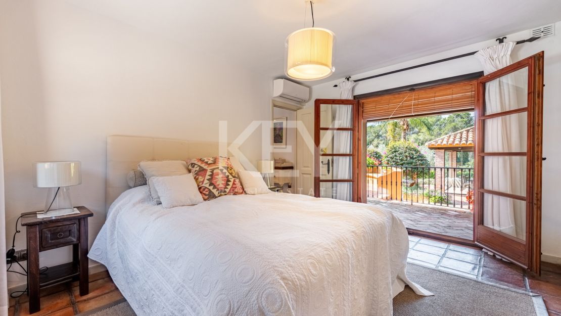 4-комнатная вилла в андалузском стиле в Эль Параисо Медио, Эстепона