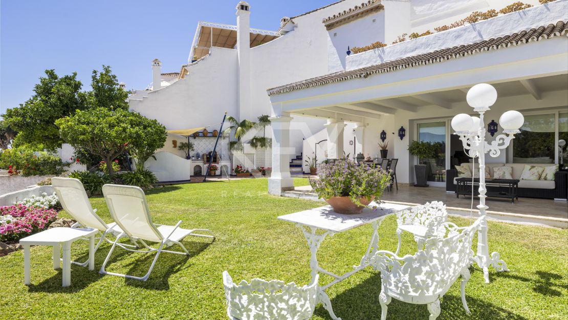 Casa adosada de 4 dormitorios a poca distancia de la playa en Nueva Andalucía, Marbella