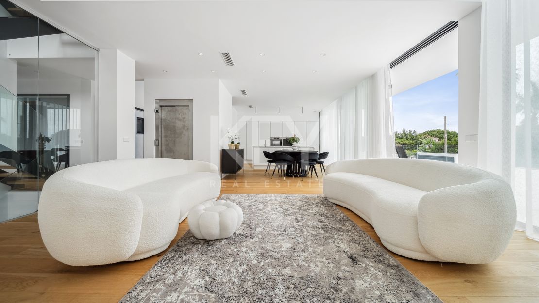 A pasos del mar, villa de estilo moderno en Marbesa, Este de Marbella