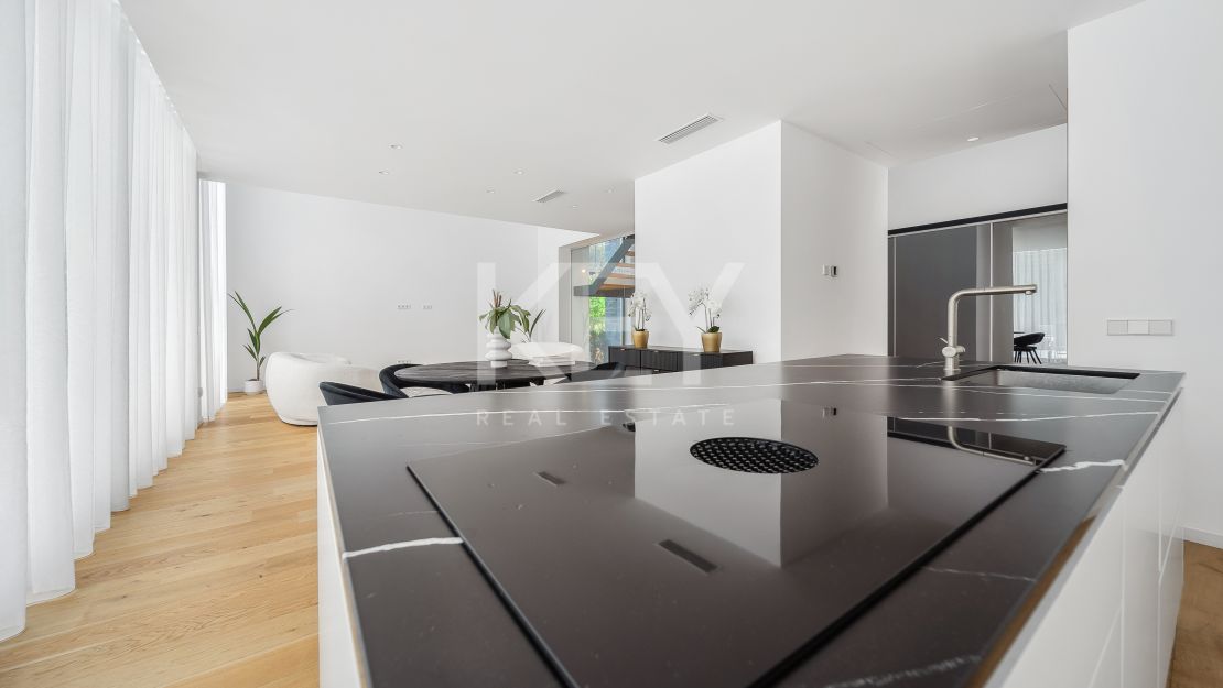 A pasos del mar, villa de estilo moderno en Marbesa, Este de Marbella