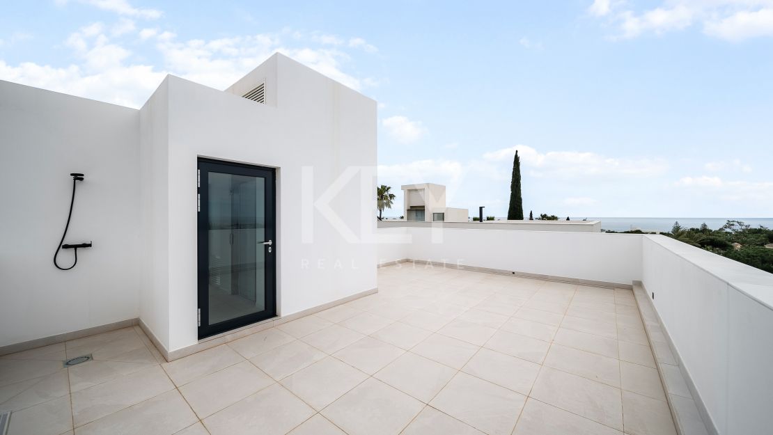 A pasos del mar, villa de estilo moderno en Marbesa, Este de Marbella