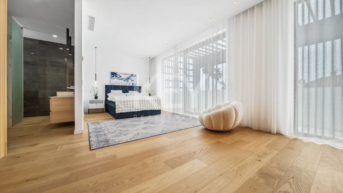 A pasos del mar, villa de estilo moderno en Marbesa, Este de Marbella