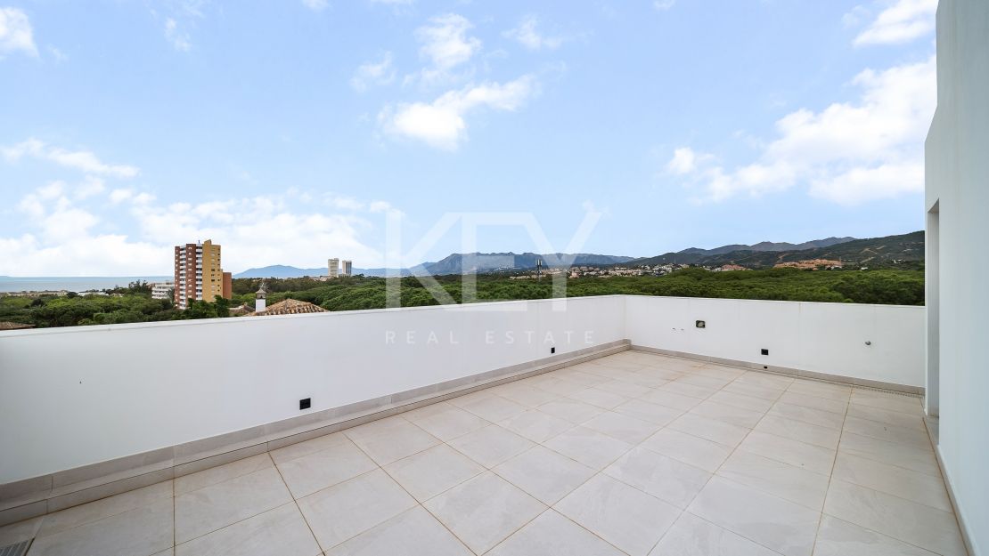 A pasos del mar, villa de estilo moderno en Marbesa, Este de Marbella