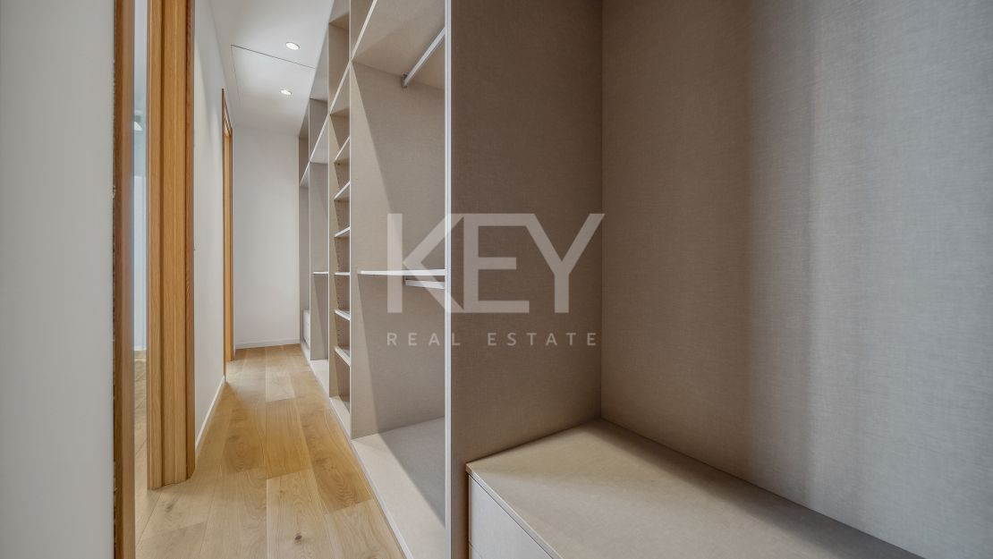 A pasos del mar, villa de estilo moderno en Marbesa, Este de Marbella