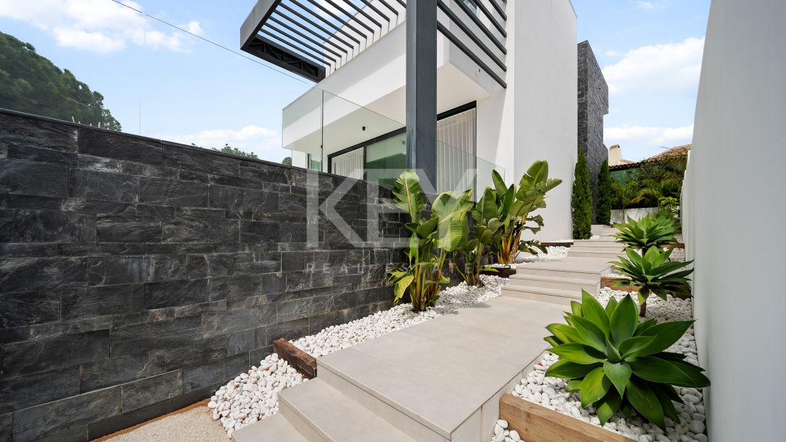 A pasos del mar, villa de estilo moderno en Marbesa, Este de Marbella