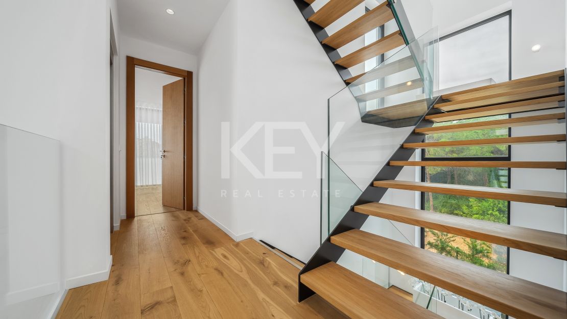 A pasos del mar, villa de estilo moderno en Marbesa, Este de Marbella