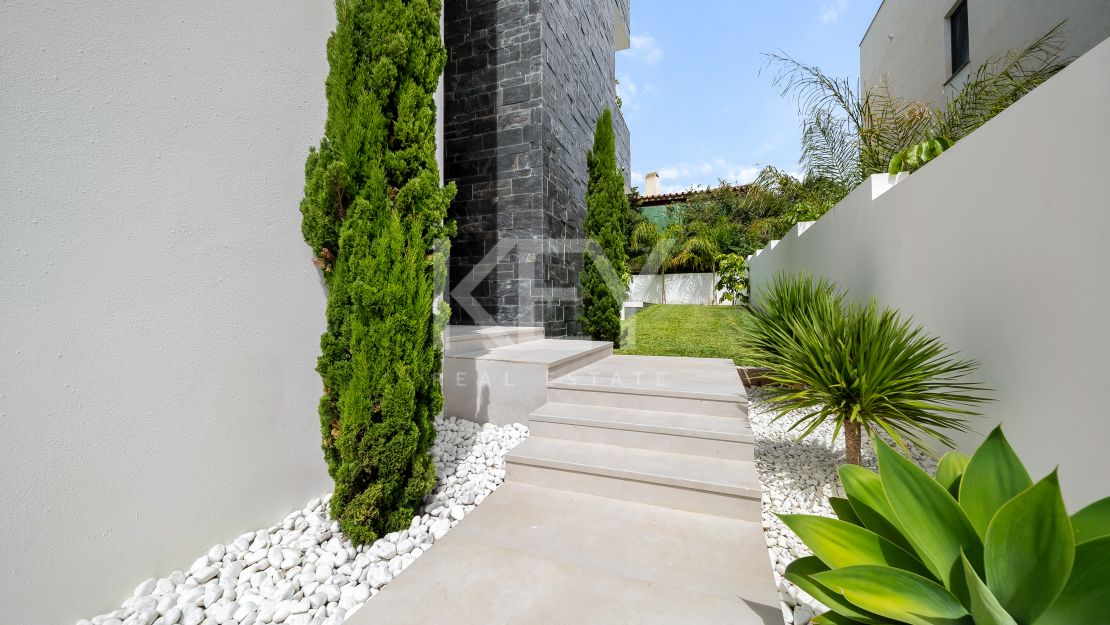 A pasos del mar, villa de estilo moderno en Marbesa, Este de Marbella