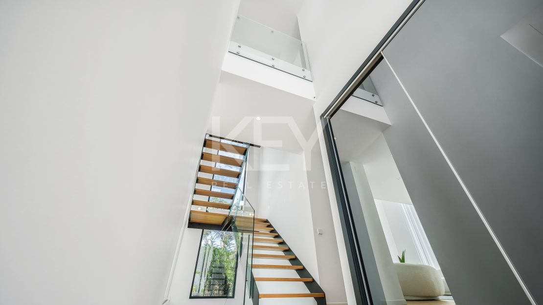 A pasos del mar, villa de estilo moderno en Marbesa, Este de Marbella