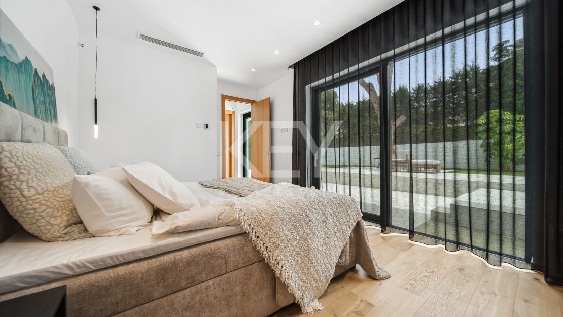 A pasos del mar, villa de estilo moderno en Marbesa, Este de Marbella