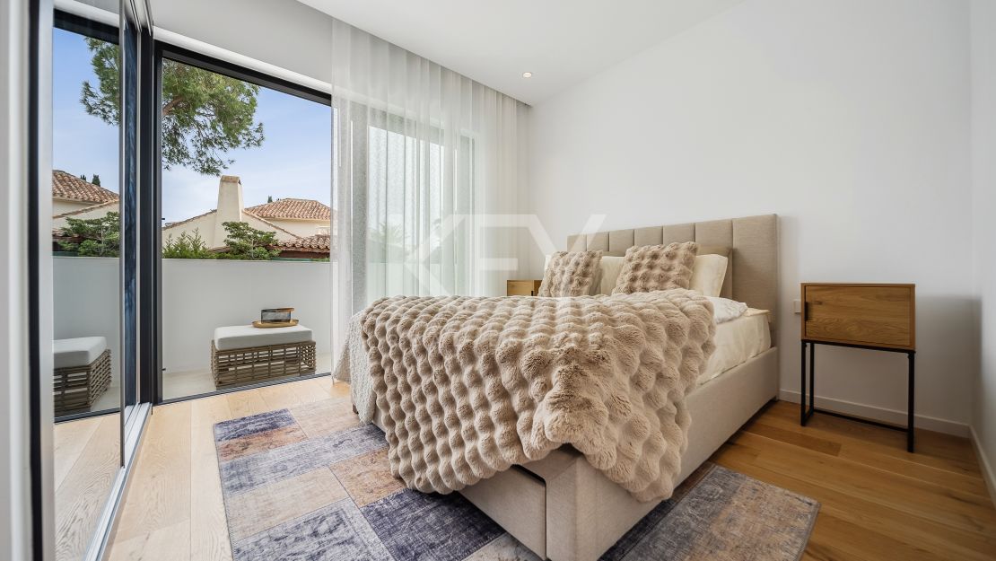 A pasos del mar, villa de estilo moderno en Marbesa, Este de Marbella