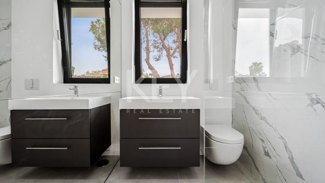 A pasos del mar, villa de estilo moderno en Marbesa, Este de Marbella