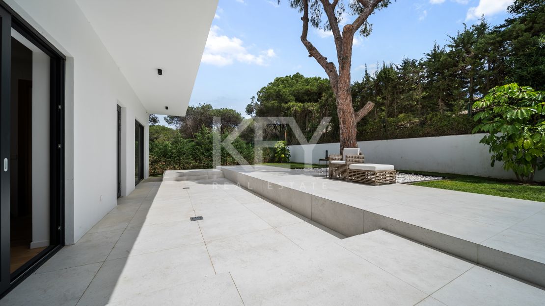 A pasos del mar, villa de estilo moderno en Marbesa, Este de Marbella