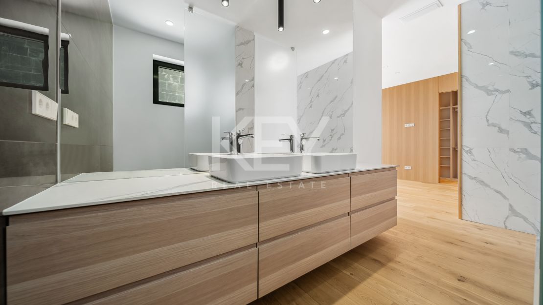 A pasos del mar, villa de estilo moderno en Marbesa, Este de Marbella