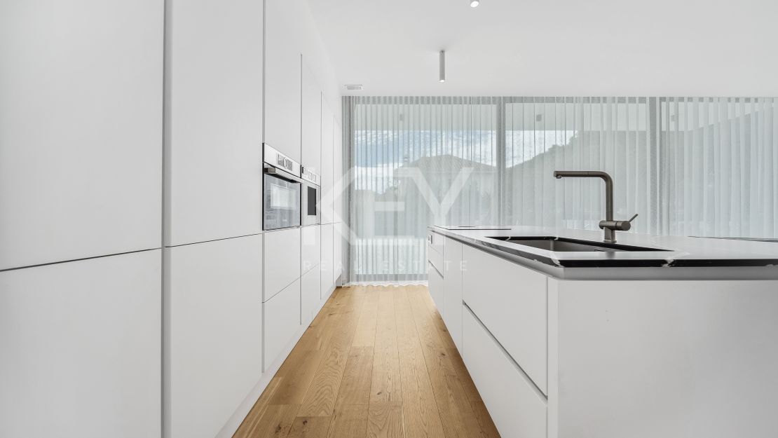 A pasos del mar, villa de estilo moderno en Marbesa, Este de Marbella