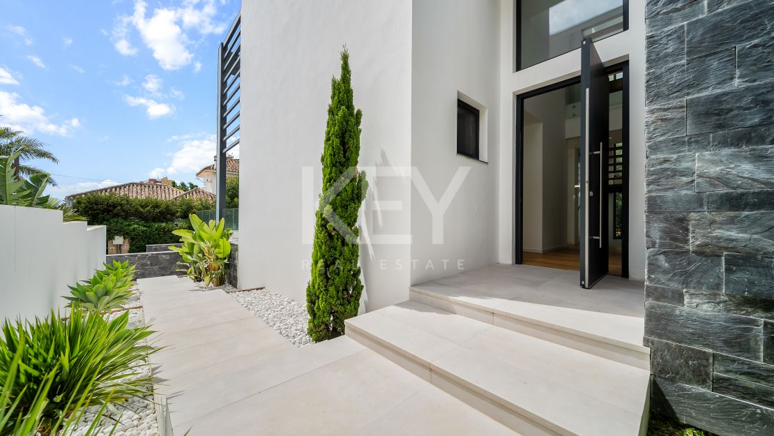 A pasos del mar, villa de estilo moderno en Marbesa, Este de Marbella