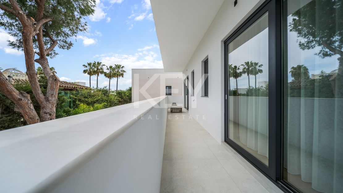 A pasos del mar, villa de estilo moderno en Marbesa, Este de Marbella