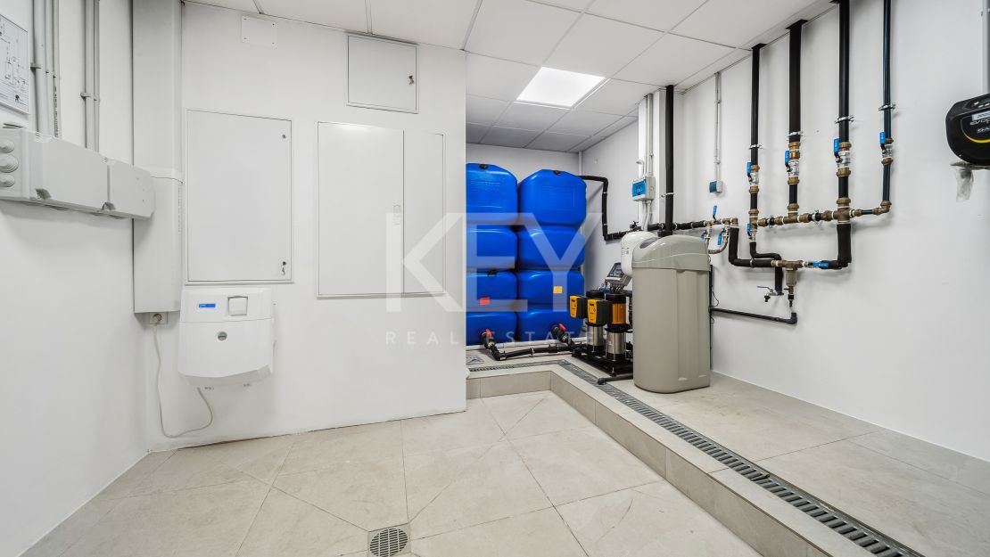 A pasos del mar, villa de estilo moderno en Marbesa, Este de Marbella