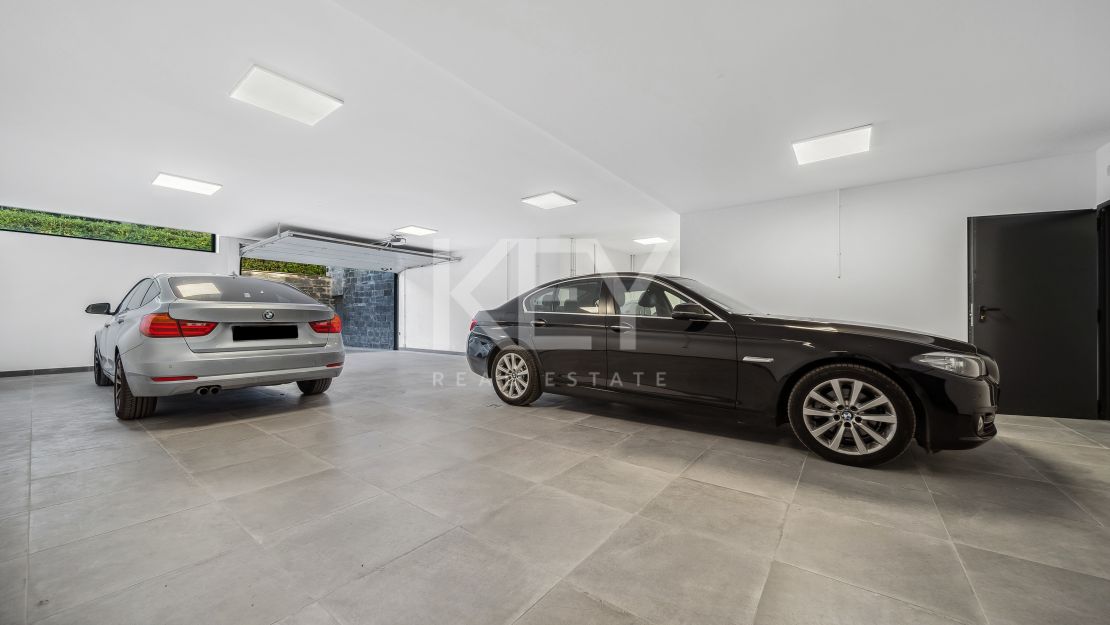 A pasos del mar, villa de estilo moderno en Marbesa, Este de Marbella