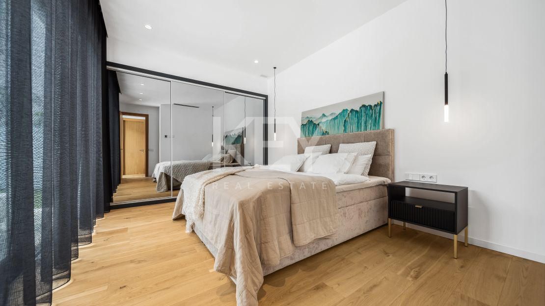 A pasos del mar, villa de estilo moderno en Marbesa, Este de Marbella