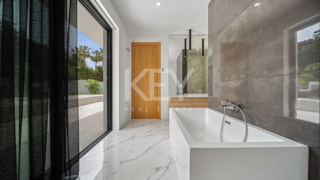 A pasos del mar, villa de estilo moderno en Marbesa, Este de Marbella