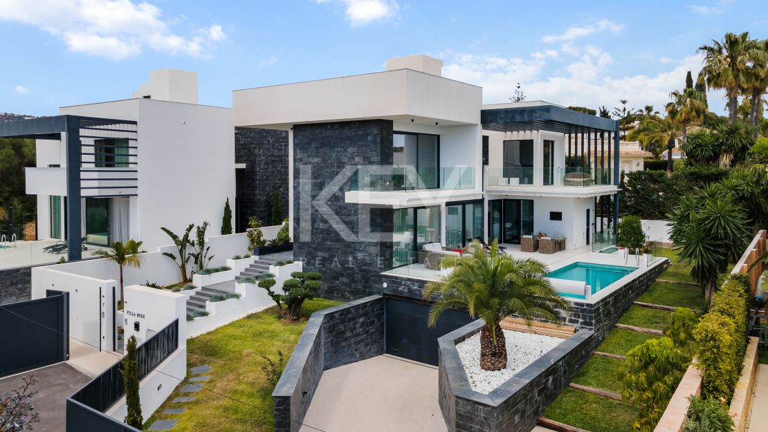 Contemporary style villa at only 350 meters from the beach in Marbesa, East Marbella