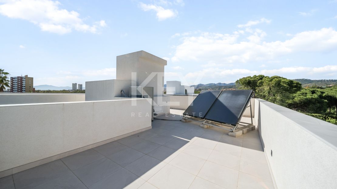 Contemporary style villa at only 350 meters from the beach in Marbesa, East Marbella