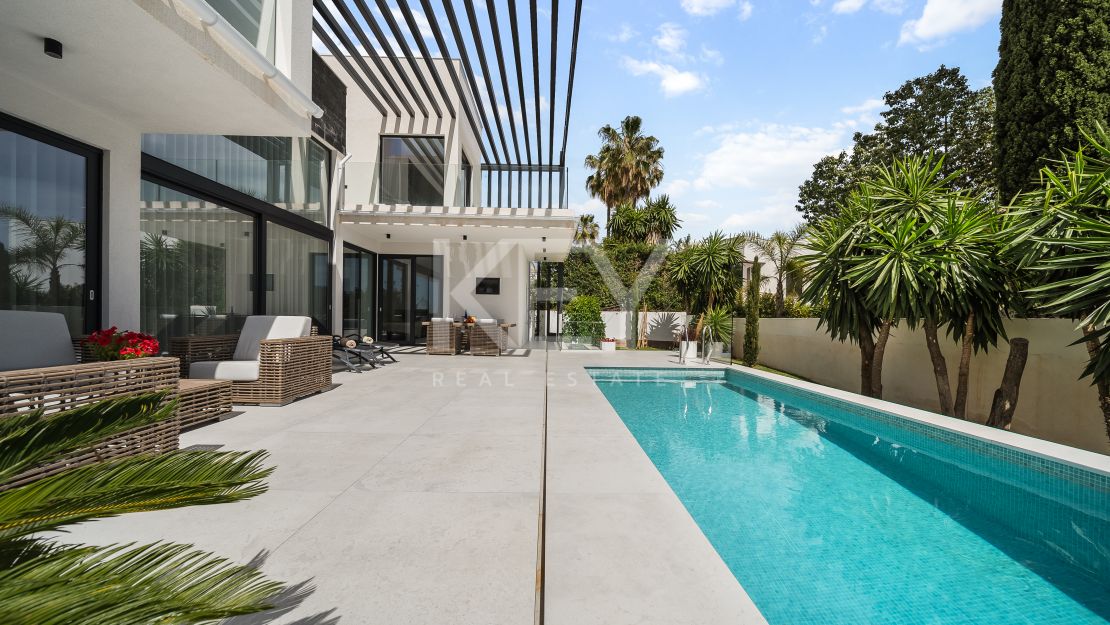 Contemporary style villa at only 350 meters from the beach in Marbesa, East Marbella