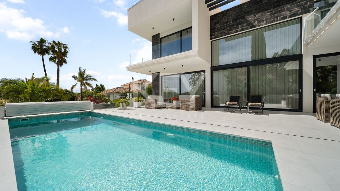 Contemporary style villa at only 350 meters from the beach in Marbesa, East Marbella