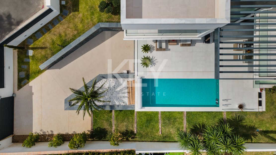 Contemporary style villa at only 350 meters from the beach in Marbesa, East Marbella