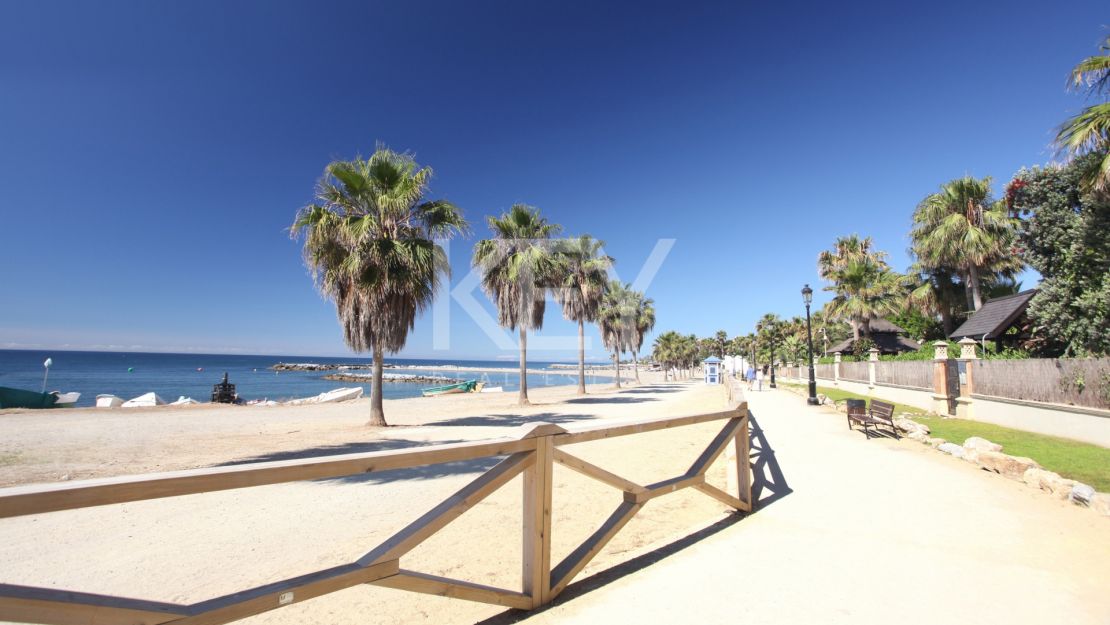 Contemporary style villa at only 350 meters from the beach in Marbesa, East Marbella