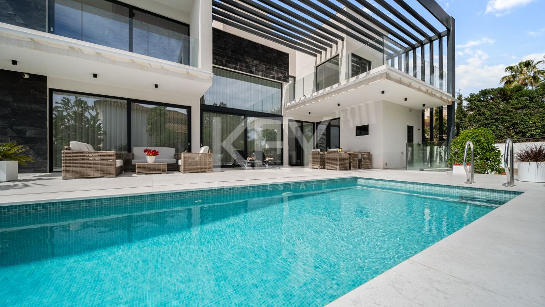 Contemporary style villa at only 350 meters from the beach in Marbesa, East Marbella