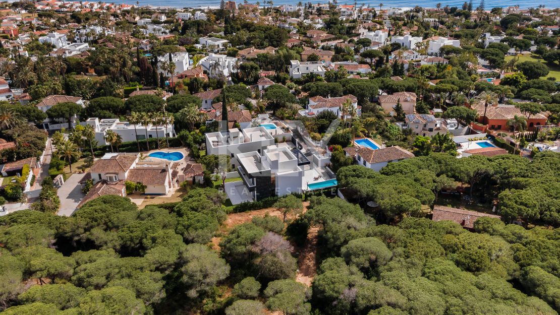 Contemporary style villa at only 350 meters from the beach in Marbesa, East Marbella