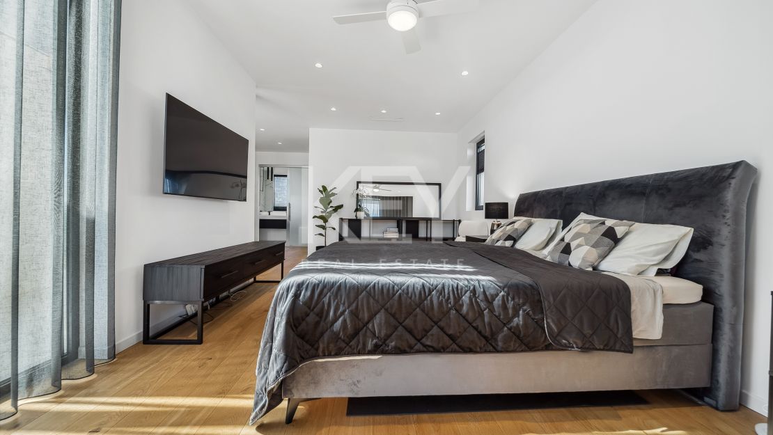 Contemporary style villa at only 350 meters from the beach in Marbesa, East Marbella