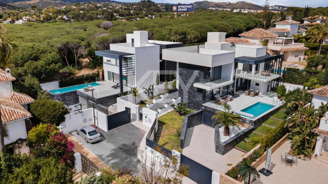 Contemporary style villa at only 350 meters from the beach in Marbesa, East Marbella