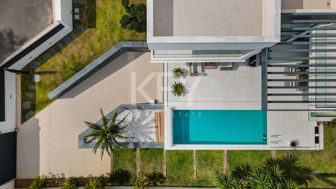 Contemporary style villa at only 350 meters from the beach in Marbesa, East Marbella