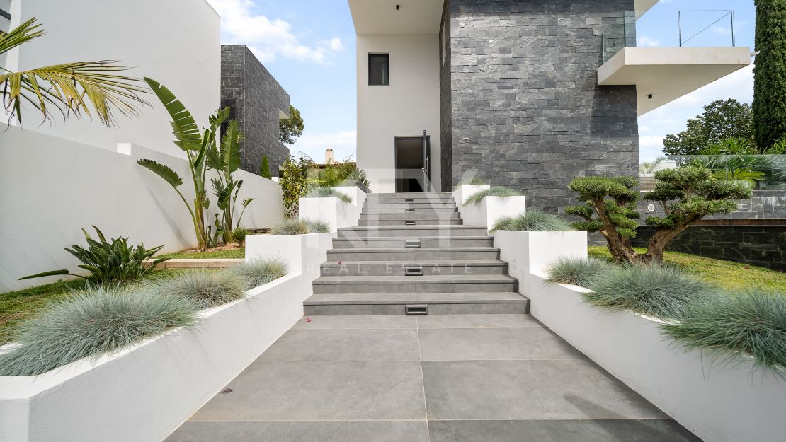 Contemporary style villa at only 350 meters from the beach in Marbesa, East Marbella