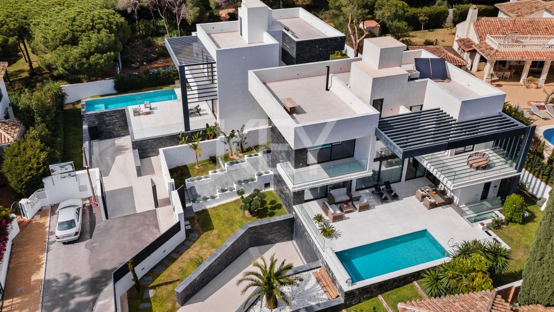 Contemporary style villa at only 350 meters from the beach in Marbesa, East Marbella