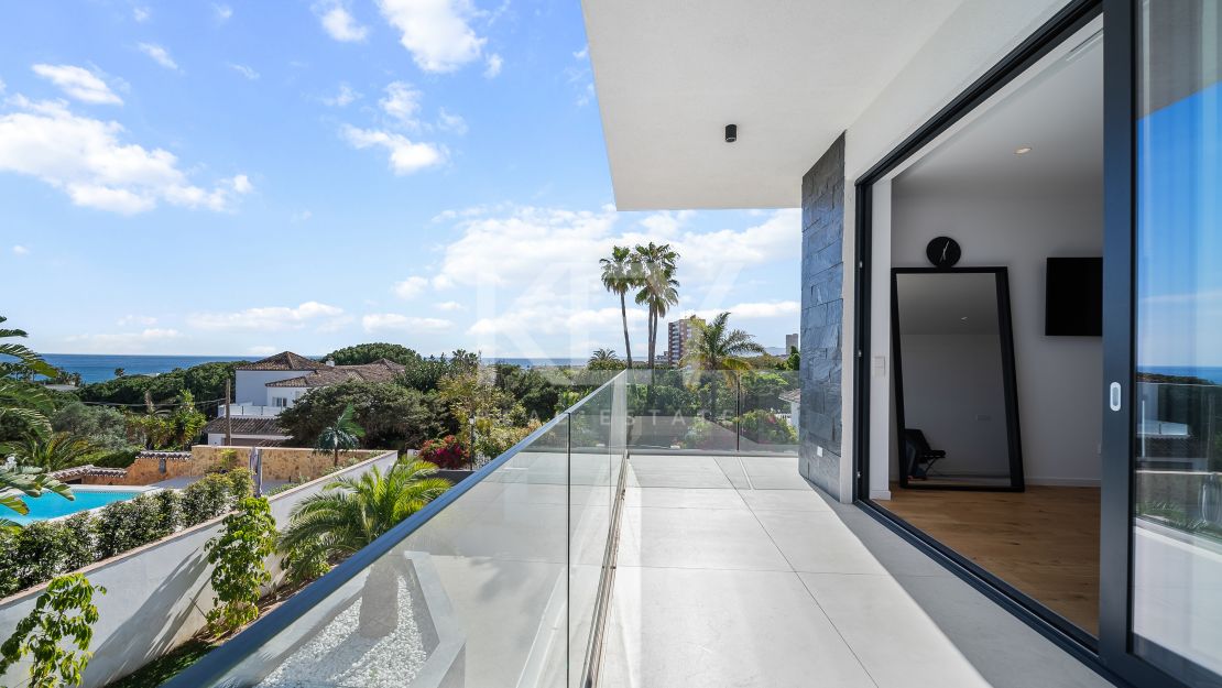 Contemporary style villa at only 350 meters from the beach in Marbesa, East Marbella
