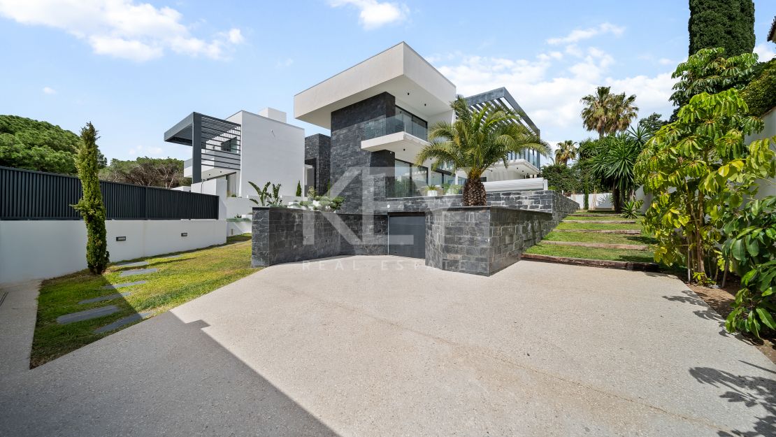 Contemporary style villa at only 350 meters from the beach in Marbesa, East Marbella