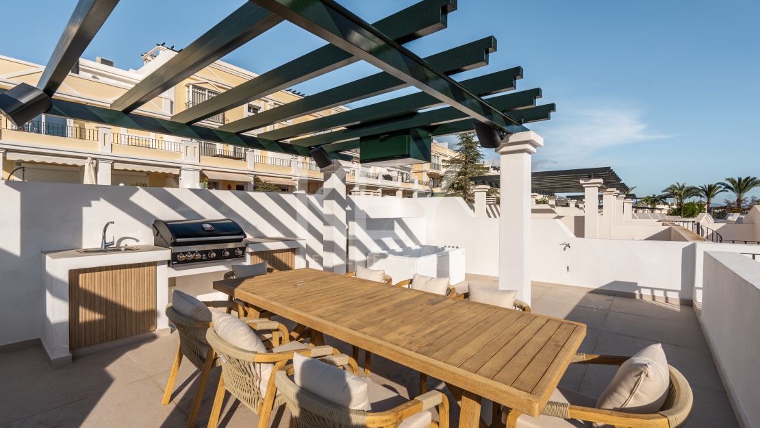 Bright and stylish duplex penthouse located in a sought after community in Nueva Andalucia, Marbella