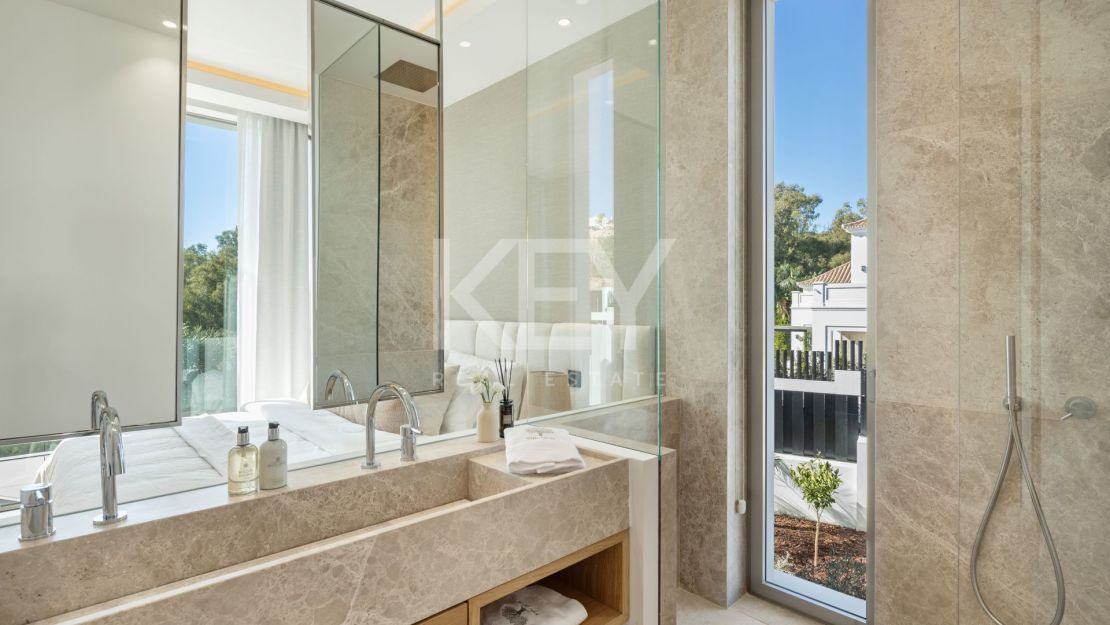 Villa de golf en primera línea con spa, cine y vistas panorámicas en Aloha, Nueva Andalucía