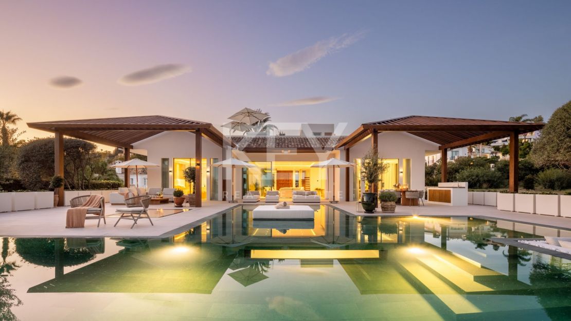 Stunning Frontline Golf Villa for sale with Spectacular Views in Nueva Andalucia, Marbella